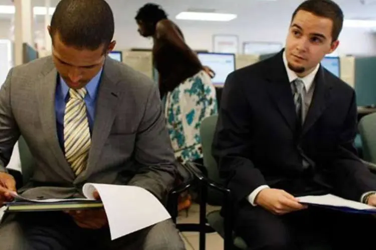 
	Candidatos aguardando uma entrevista de emprego: o aumento da taxa de desemprego foi ainda mais intenso entre os jovens, que fechou 2012 com 37,7%
 (Getty Images)