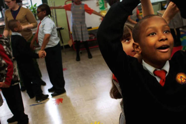 
	Alunos em escola: pessoas com empregos prestigiados e rent&aacute;veis produzem filhos que lidam melhor com matem&aacute;tica, leitura e testes de mem&oacute;ria
 (Chris Hondros/Getty Images)
