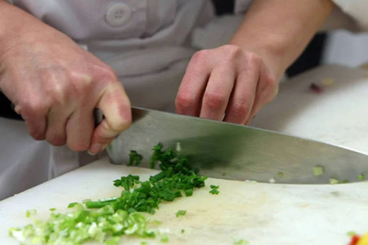 
	Pessoa cortando salsinha para a elabora&ccedil;&atilde;o de um prato culin&aacute;rio: mostrar receitas e novos ingredientes pode ser o mote da comemora&ccedil;&atilde;o
 (Justin Sullivan/Getty Images)