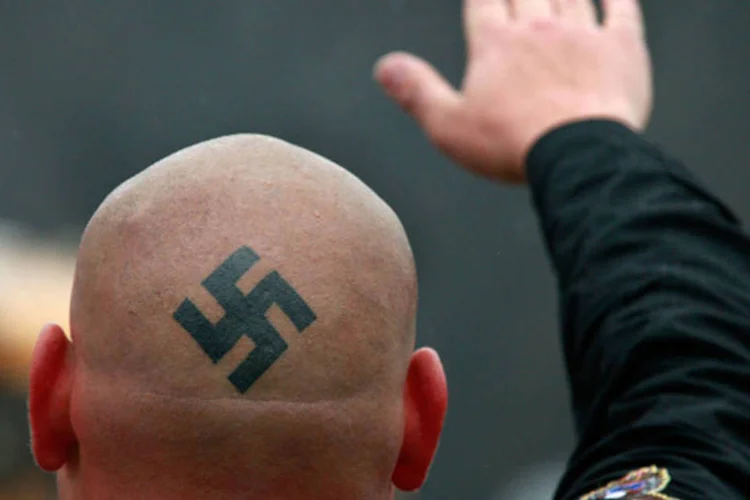 
	Membro do movimento nacionalista em manifesta&ccedil;&atilde;o:&nbsp;atividade neonazista &eacute; proibida na &Aacute;ustria
 (Scott Olson/Getty Images)