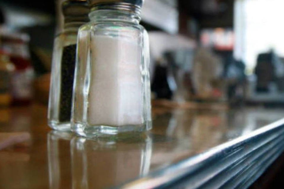 
	Salgante sem s&oacute;dio pode ser usado para temperar receitas e tamb&eacute;m na mesa, como o sal comum
 (Getty Images)