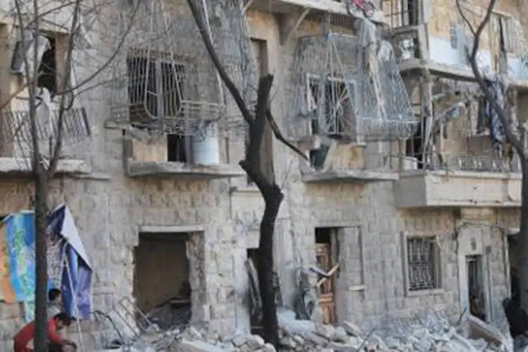 
	Bairro residencial destru&iacute;do em um ataque a&eacute;reo, na cidade s&iacute;ria de Alepo:&nbsp;entre as v&iacute;timas h&aacute; trinta mulheres e trinta combatentes rebeldes
 (Mohammed al-Khatieb/AFP)