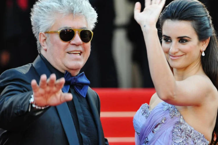 A atriz Penélope Cruz e o diretor Pedro Almodóvar: o filme será uma comédia em linha com as produções de Almodóvar na década de 1980 (Francois Durand/Getty Images)