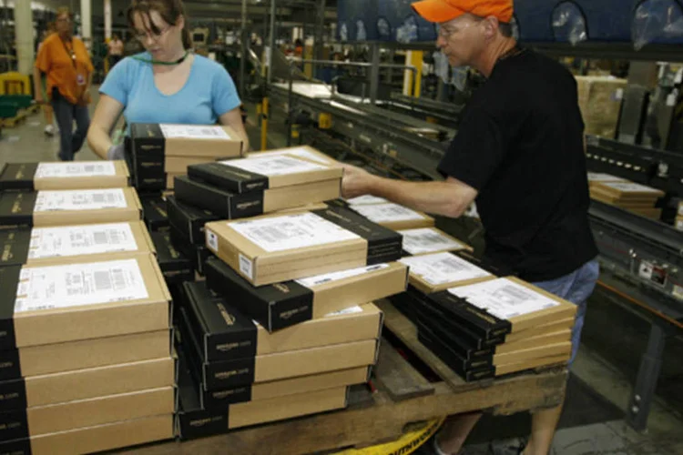 
	Funcion&aacute;rios da Amazon.com em um centro de distribui&ccedil;&atilde;o da companhia: varejista vai seguir o Google, que compareceu a outro inqu&eacute;rito sobre seus assuntos fiscais
 (John Sommers II/Getty Images)