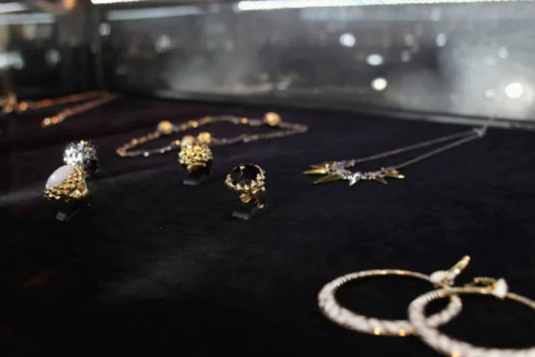 
	Vitrine com joias:&nbsp;rel&oacute;gios&nbsp;e joias&nbsp;est&atilde;o avaliados&nbsp;em 800 mil euros&nbsp;(R$ 2,59 milh&otilde;es)
 (Tim Whitby/Getty Images)