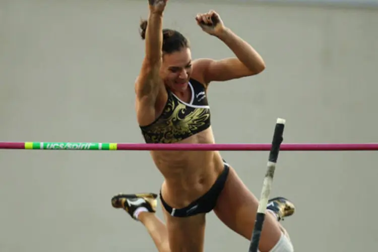 Russa Yelena Isinbayeva: Poucas atletas no mundo têm tantas medalhas de ouro quanto a russa que colocou o salto com vara num outro patamar (Ian Walton/Getty Images)