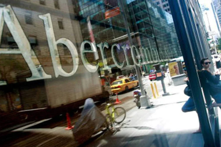 
	Loja da Abercrombie &amp; Fitch em Nova York: varejista est&aacute; recorrendo &agrave;s redes sociais para reparar seu problema de imagem, formando parcerias com bloggers de moda
 (Mario Tama/Getty Images)
