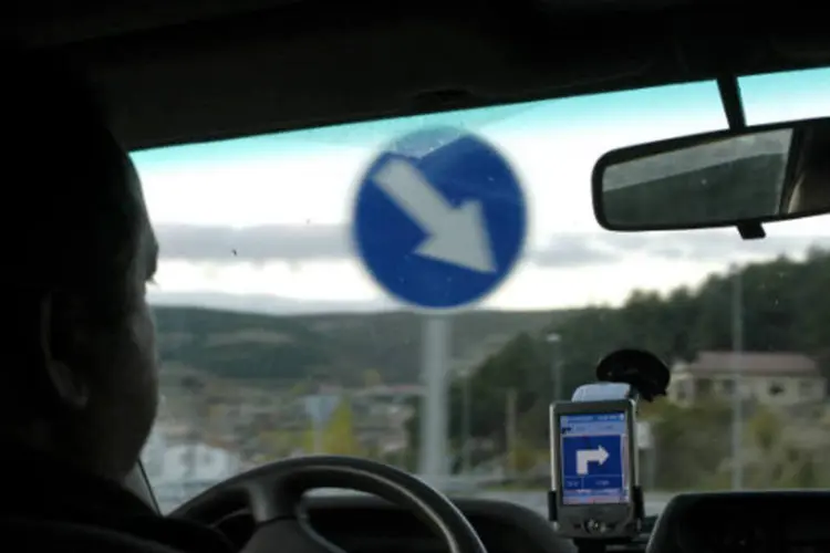 
	Smartphone com GPS em para-brisa de carro: at&eacute; agora, a maioria dos sistemas de navega&ccedil;&atilde;o internos dos carros n&atilde;o tem conex&atilde;o com a internet
 (Fernando Camino/Cover/Getty Images)