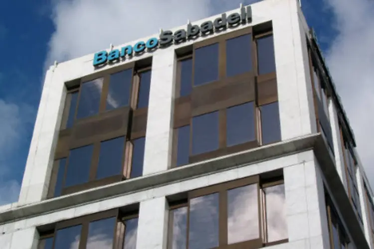 
	Banco Sabadell: papel do Sabadell caiu ap&oacute;s a companhia fazer uma oferta pelo TSB
 (Cristina Arias/Cover/Getty Images)