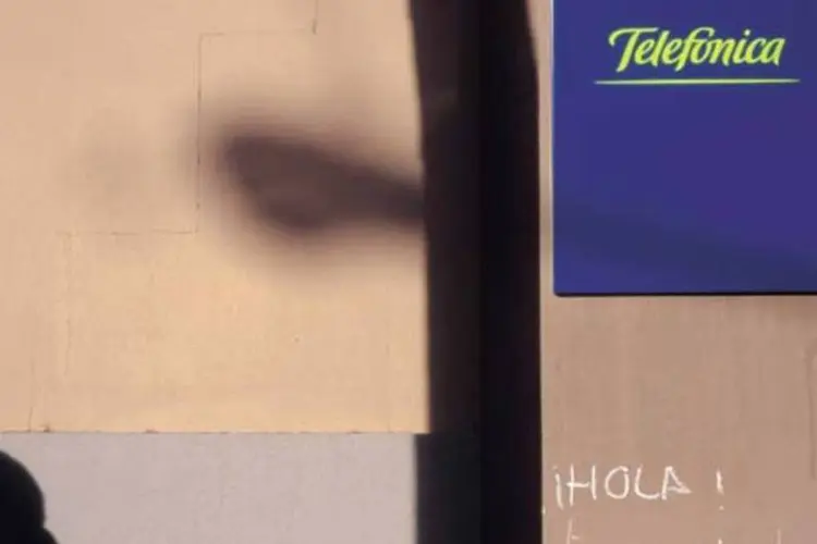 
	Bandeira da companhia Telef&oacute;nica na parede de um pr&eacute;dio na Espanha: no Brasil, o faturamento em euros caiu 15,1%&nbsp;
 (Xavi Gomez/Cover/Getty Images)