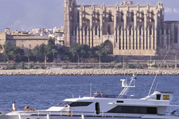 
	Iate Fortuna nas &aacute;guas de Mallorca, na Espanha: o turismo &eacute; um dos grandes motores da economia espanhola, contribuindo com mais de 10% do PIB do pa&iacute;s
 (Matias Nieto/Cover/Getty Images)