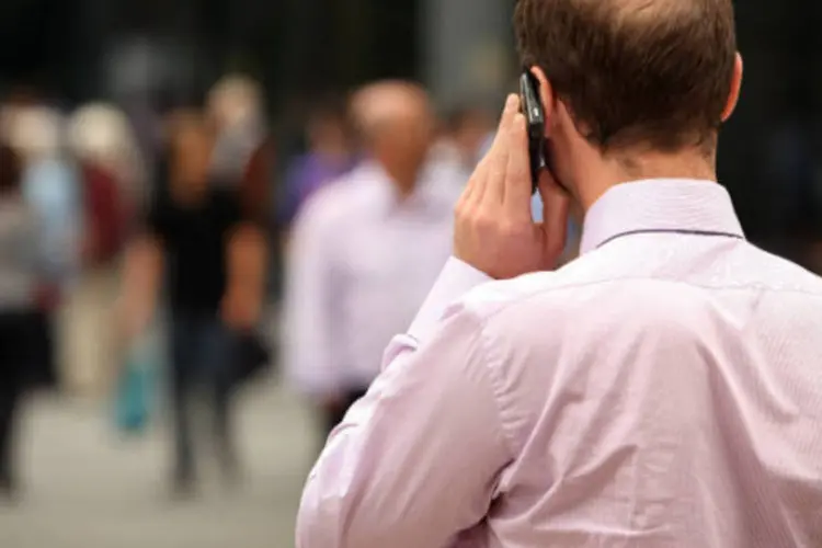 
	Homem fala ao celular: deputado Jorge Bittar (PT/RJ) pediu vista porque quer se certificar de que n&atilde;o haver&aacute; aumento de custo aos usu&aacute;rios
 (Oli Scarff/Getty Images)