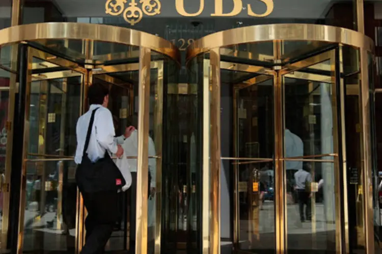 
	Pessoa entra ao pr&eacute;dio do banco su&iacute;&ccedil;o UBS: &quot;Todos querem estar na &Aacute;sia&quot;, disse Andreas Brun, analista do Zuercher Kantonalbank
 (Chris Hondros/Getty Images)