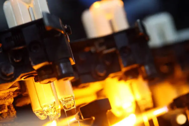 Lâmpadas são produzidas em uma fábrica da Osram em Augsburg, na Alemanha (Johannes Simon/Getty Images)