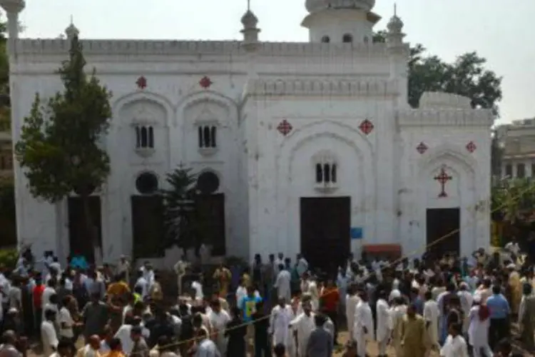 
	Crist&atilde;os paquistaneses e autoridades em frente &agrave; igreja em Peshawar ap&oacute;s atentados: o ataque foi reivindicado pelos talib&atilde;s paquistaneses
 (A. MAJEED/AFP)