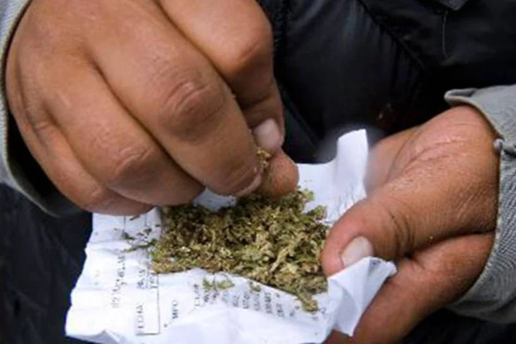 
	Homem fazendo cigarro de maconha
 (Luis Acosta/AFP)