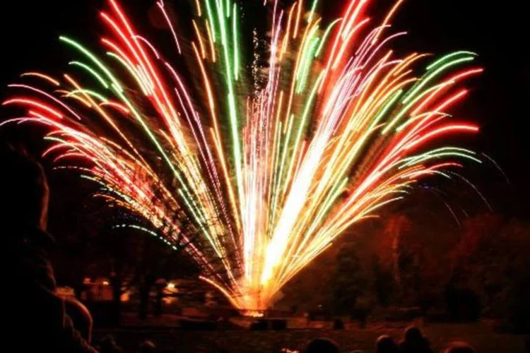 
	Fogos de artif&iacute;cio: explos&atilde;o provocou um grande inc&ecirc;ndio
 (STOCK EXCHANGE)