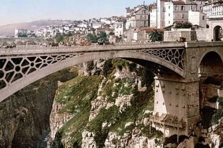 
	Arg&eacute;lia: Presidente da Fran&ccedil;a,&nbsp;Fran&ccedil;ois Hollande, reconheceu ocupa&ccedil;&atilde;o brutal do pa&iacute;s
 (Wikimedia Commons)