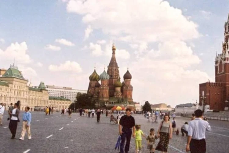 As equipes de socorro da Rússia resgataram mais de 100 corpos neste sábado no sul do país (EXAME.com)