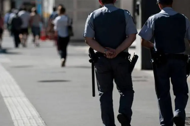 
	Policiais vigiam o centro da cidade de S&atilde;o Paulo: de acordo com a proposta, a guarda municipal n&atilde;o pode ter efetivo superior a 0,5% da popula&ccedil;&atilde;o do munic&iacute;pio
 (Marcelo Camargo/Agência Brasil)