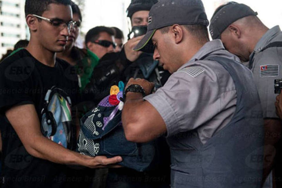 Manifestantes fazem ato contra os excessos da PM