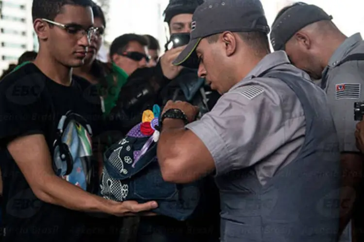 
	Policial revista manifestante durante protesto contra a Copa: Alckmin n&atilde;o quis se pronunciar sobre o jovem baleado no confronto com os policiais
 (Marcelo Camargo/ABr)