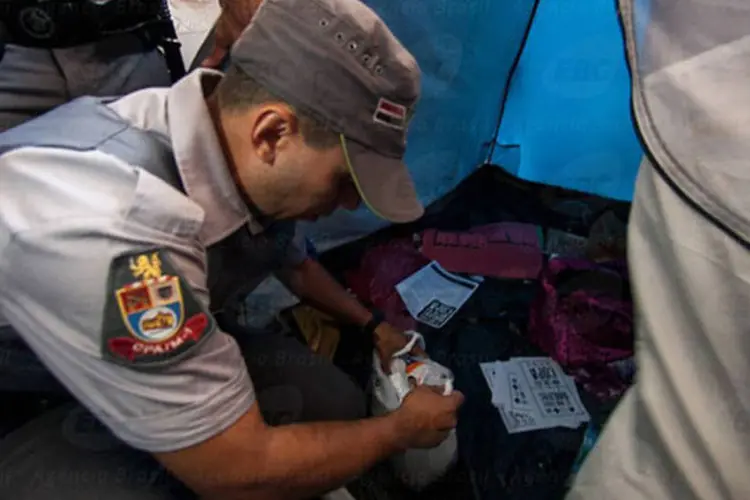 
	Policial revista objetos de manifestantes: o rapaz atingido foi levado, pelos pr&oacute;prios policiais, para a Santa Casa, em Santa Cec&iacute;lia, e estava em estado grave &agrave;s 23h de ontem
 (Marcelo Camargo/ABr)