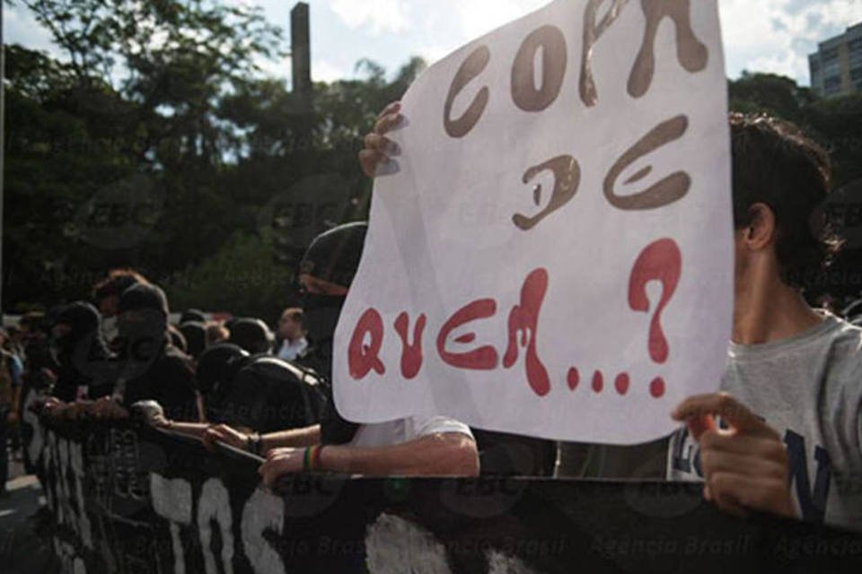 Oitavo ato contra a Copa em São Paulo reúne 250 pessoas