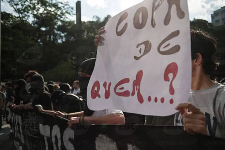 
	Protesto contra gastos da Copa do Mundo: os manifestantes pretendem dar aos protestos uma grande visibilidade, como ocorreu em junho do ano passado
 (Marcelo Camargo/ABr)