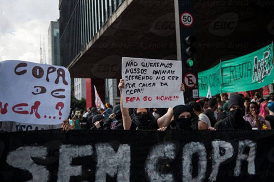 Dilma convoca reunião após protestos contra Copa