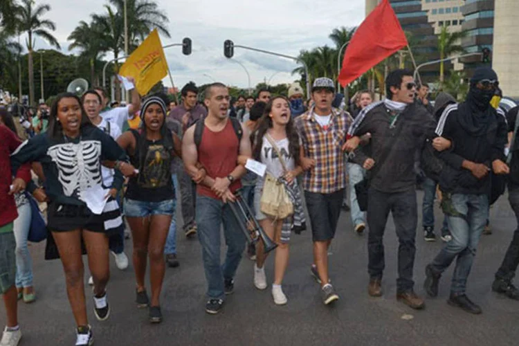
	Protesto contra gastos da Copa do Mundo: de acordo com a vers&atilde;o da pol&iacute;cia, o estoquista teria amea&ccedil;ado PMs com um estilete e, por isso, os policiais reagiram
 (Marcelo Camargo/Agência Brasil)