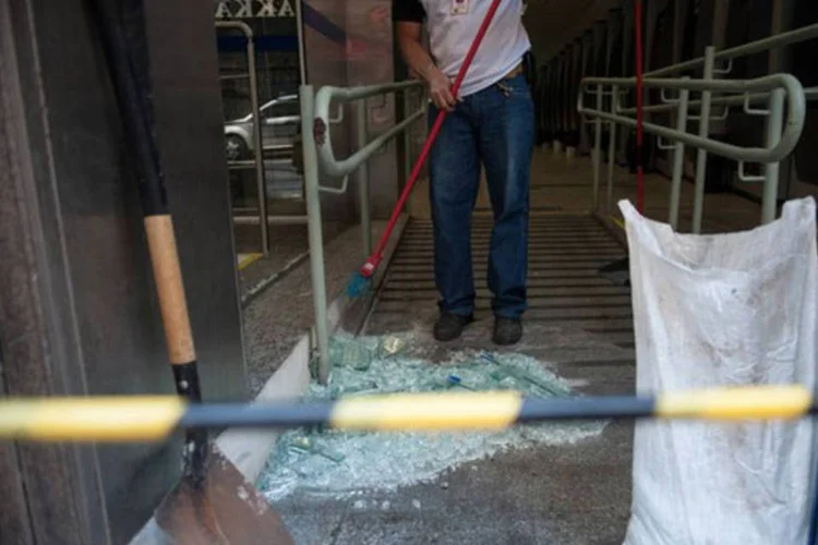 
	Estragos em protesto contra os gastos da Copa do Mundo ap&oacute;s protesto em S&atilde;o Paulo
 (Marcelo Camargo/Agência Brasil)