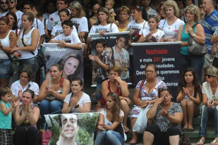 Familiares e moradores prestam homenagens às 242 vítimas do incêndio da Boate Kiss, em Santa Maria (Fernando Frazão/Agência Brasil)