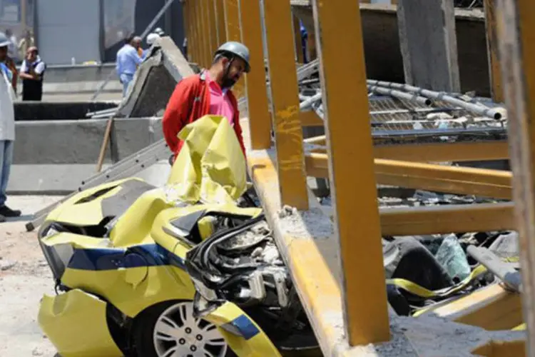 Trabalhos de resgate em passarela na Linha Amarela que caiu devido a acidente com um caminhão basculante na manhã desta segunda-feira (28) (Tania Rego/Agência Brasil)