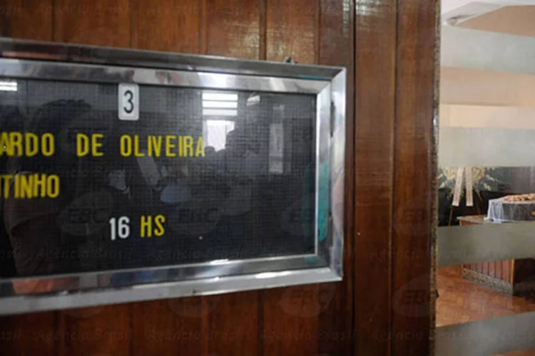 
	Corpo do cineasta Eduardo Coutinho velado no Rio: depois de matar Coutinho, segundo a pol&iacute;cia, Daniel Coutinho, que teria doen&ccedil;a mental, desferiu facadas na pr&oacute;pria barriga
 (Tania Rego/Agência Brasil)