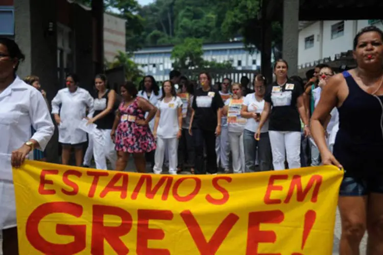 Funcionários de hospitais do Rio de Janeiro durante manifestação contra a implantação do ponto eletrônico e a jornada de 40 horas semanais  (Tânia Rego/Agência Brasil)