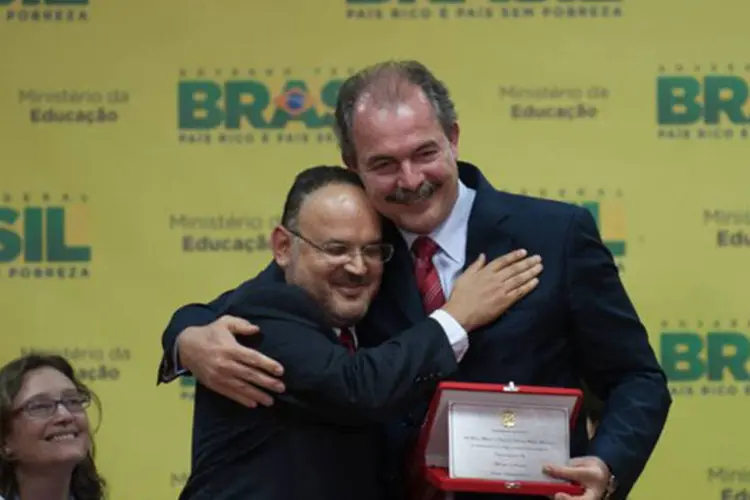 Mercadante transmite o cargo do Ministério da Educação para José Henrique Paim, em cerimônia em Brasília (Marcelo Camargo/Agência Brasil)