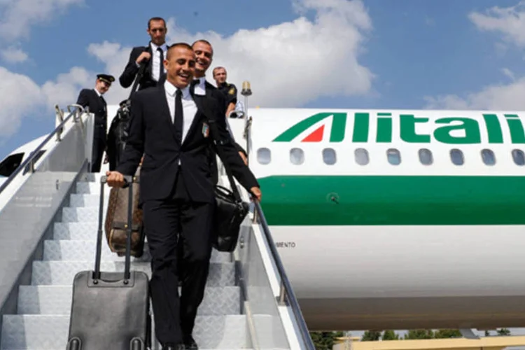 
	Jogadores descendo de uma avi&atilde;o da Alitalia:&nbsp;Air France-KLM, que det&eacute;m um quarto da empresa a&eacute;rea italiana, disse que n&atilde;o h&aacute; nenhuma negocia&ccedil;&atilde;o para compra da companhia&nbsp;
 (Claudio Villa/Getty Images)