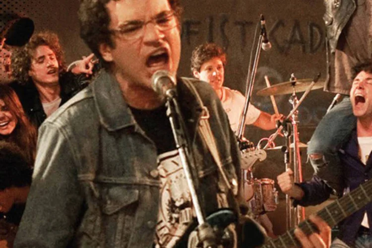 Trecho do cartaz do filme Somos Tãos Jovens, que conta a história de Renato Russo, vocalista da banca Legião Urbana (Reprodução)