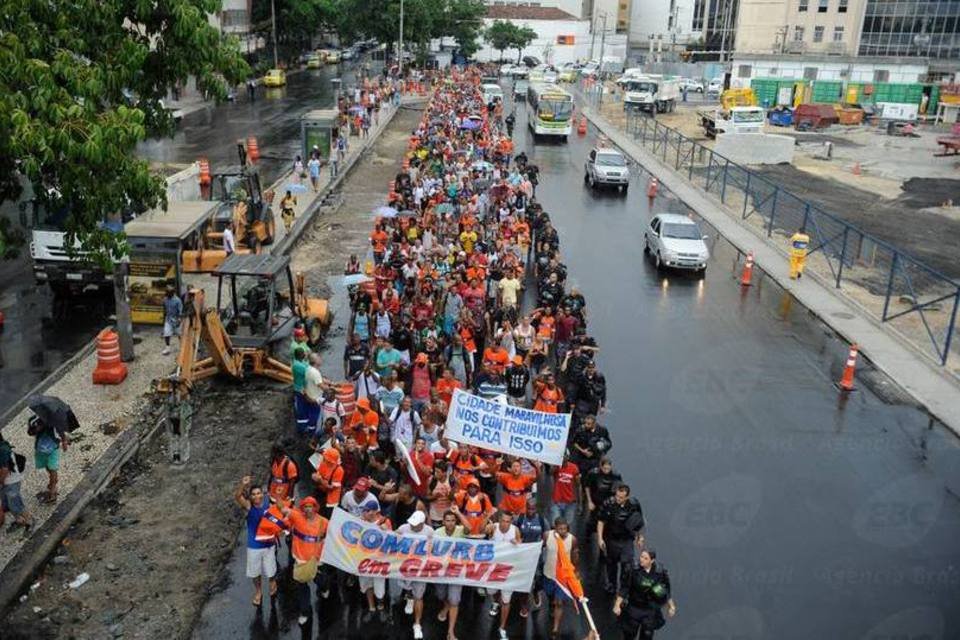 Em greve, garis protestam em frente à prefeitura do Rio