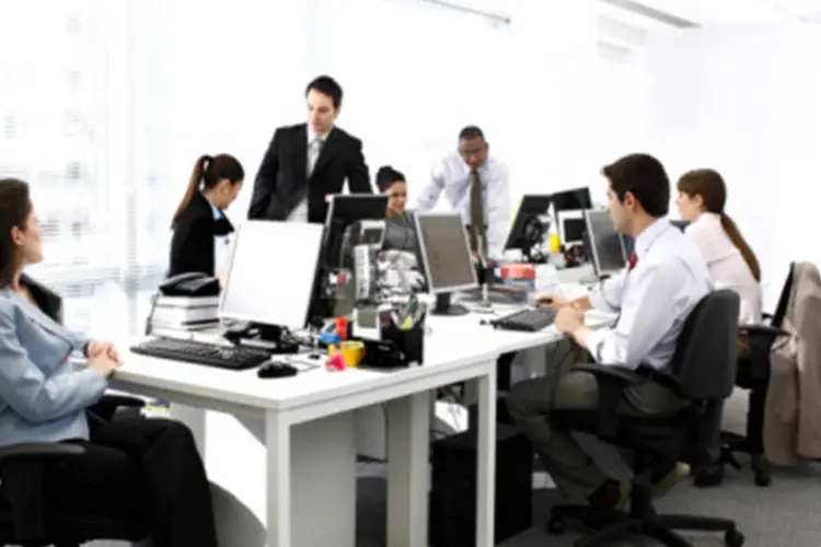 Pessoas trabalhando em empresa (Getty Images/Getty Images)