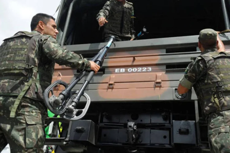 
	Militares do 1&ordm; Batalh&atilde;o de Engenharia de Combate-Escola do Ex&eacute;rcito aguardam para entrar no Complexo da Mar&eacute;,em uma opera&ccedil;&atilde;o de buscas a armamentos enterrados por traficantes
 (Tânia Rêgo/Agência Brasil)