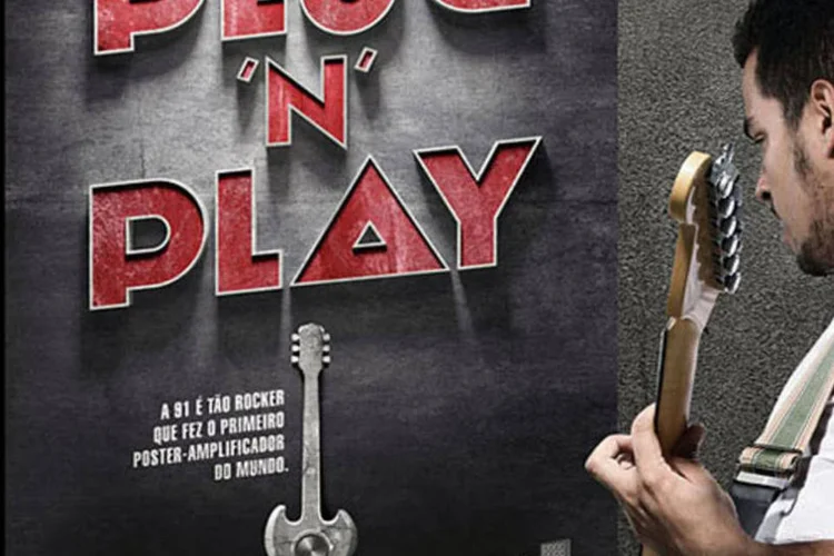 91 Plug’n’Play: o pôster, com 7 centímetros de espessura, contém um amplificador para instrumento musical com alto-falantes (Reprodução)