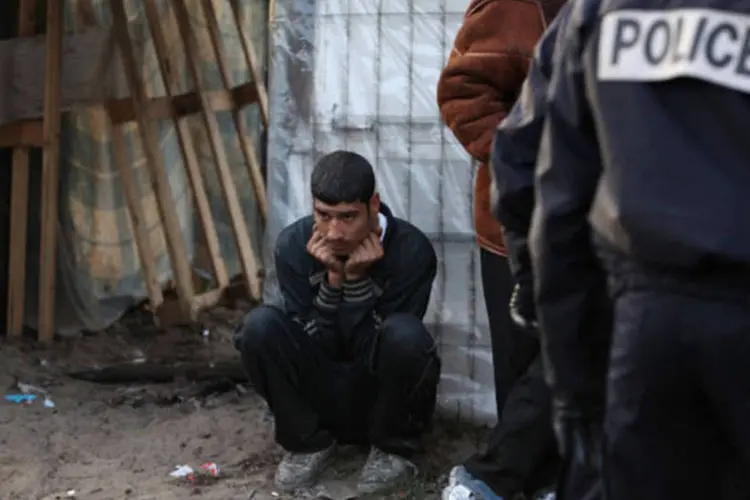 
	Policiais franceses removem imigrantes do campo de refugiados: na segunda-feira &agrave; noite, 150 migrantes, alguns armados com barras de ferro, estiveram durante uma hora nesta estrada pr&oacute;xima &agrave; &quot;selva&quot;
 (Oli Scarff/Getty Images)