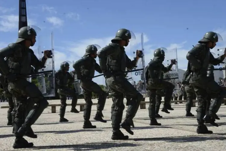 
	As tropas que atuar&atilde;o na defesa da Copa do Mundo, desfilam durante a cerim&ocirc;nia de substitui&ccedil;&atilde;o da Bandeira Nacional: 2 mil PMs ser&atilde;o colocados nas ruas
 (José Cruz/Agência Brasil)