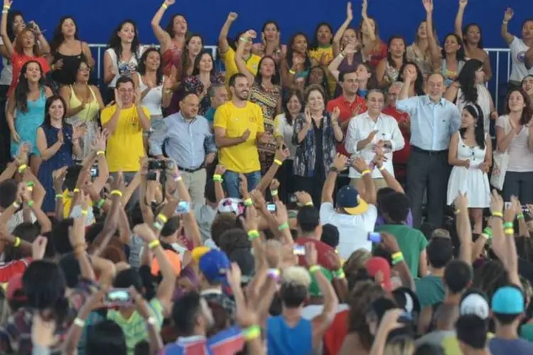 
	Dilma participa de ato pol&iacute;tico do 17&ordm; Congresso da UJS
 (Antonio Cruz/Agência Brasil)