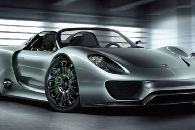 
	O Porsche 918 Spyder: o modelo h&iacute;brido pode chegar a 100 quil&ocirc;metros por hora em 2,8 segundos e consome o equivalente a cerca de 30,61 quil&ocirc;metros por litro
 (Reprodução)