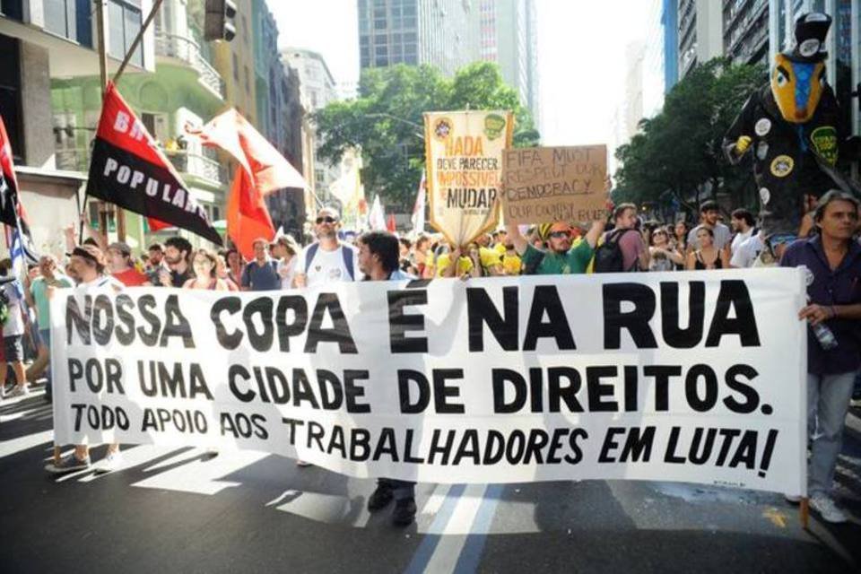 Manifestantes e policiais se enfrentam no centro do Rio