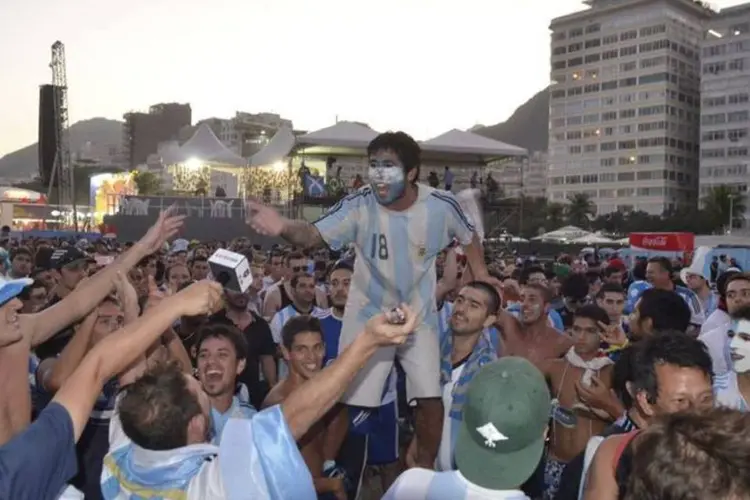 Torcedores da Argentina assistem, na Fifa Fan Fest, ao jogo contra a Bósnia  (Tânia Rêgo/Agência Brasil)