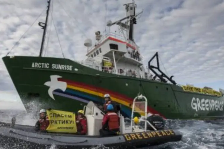 
	O navio Arctic Sunrise, do Greenpeace: caso se soma &agrave;s j&aacute; tensas rela&ccedil;&otilde;es diplom&aacute;ticas entre a R&uacute;ssia e a Holanda
 (AFP)